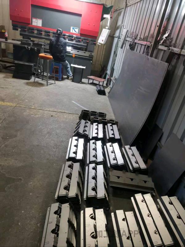 承接铁激光切割，扳金折弯，整件焊接喷漆发货。